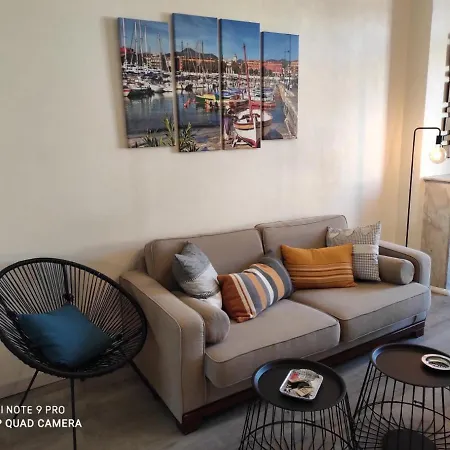 Quiet Floor 2 Bedroom Flat Near Port With Lift Balcony Ac And Fast Wifi Apartment *