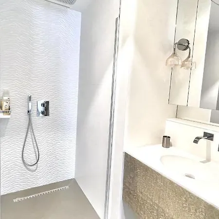 Apartment Luxurious 2 Bedrooms Apartment, 30 Meter From