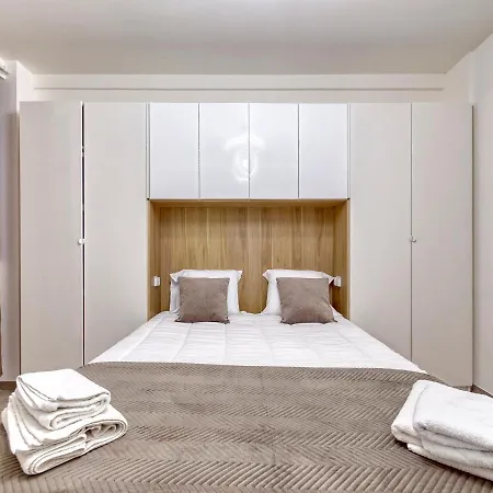 Vibes, Indoor Parking & Air Conditioning Apartment