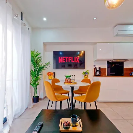 Apartment Vibes, Indoor Parking & Air Conditioning