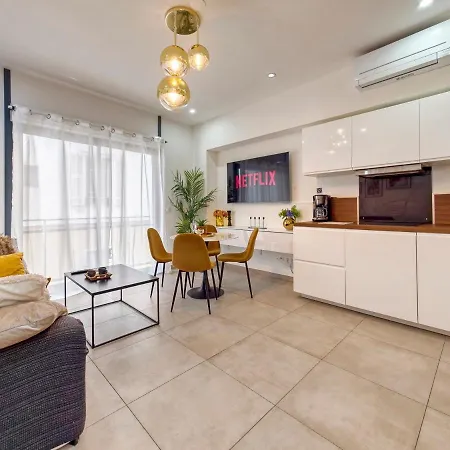 Vibes, Indoor Parking & Air Conditioning Apartment *