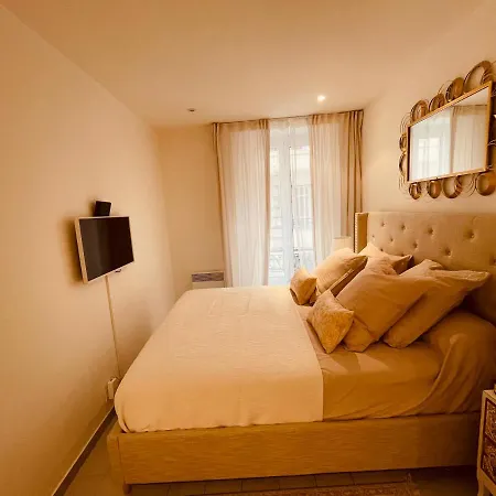 Renting - Paganini - Spacious - 2 Bedrooms - King Bed - Bathtub - Heart Of Nice