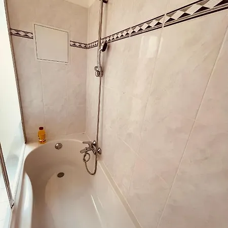 Appartement Renting - Paganini - Spacious - 2 Bedrooms - King Bed - Bathtub - Heart Of