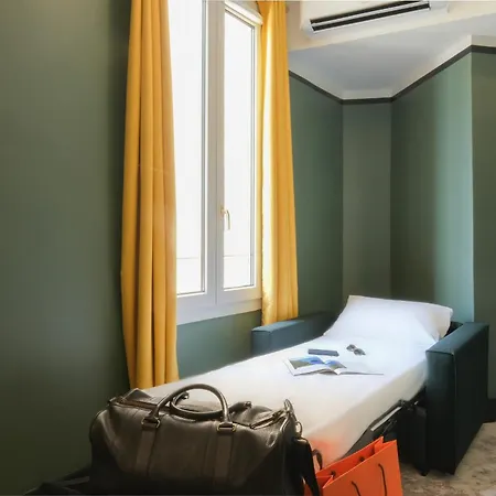 Hotel De France, Un Ammi