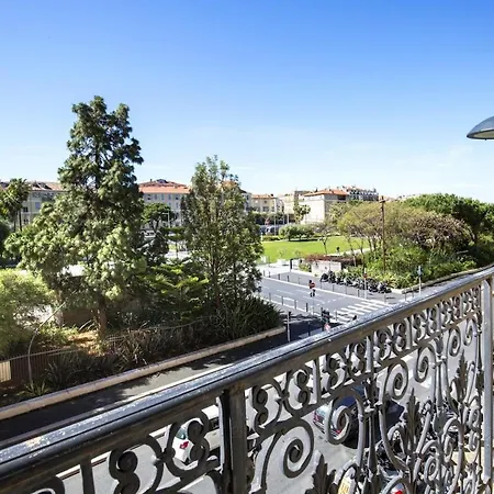 Balcon Vue Coulée Verte. Luxe Plein Cœur De Appartement Nice