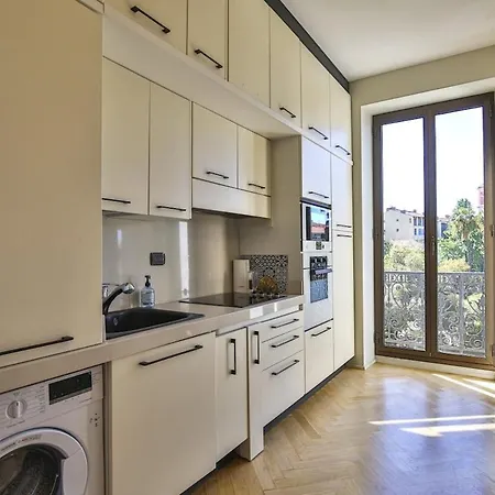 Balcon Vue Coulée Verte. Luxe Plein Cœur De Appartement