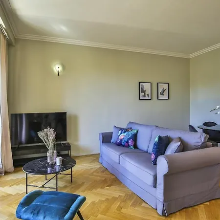 Balcon Vue Coulée Verte. Luxe Plein Cœur De *
