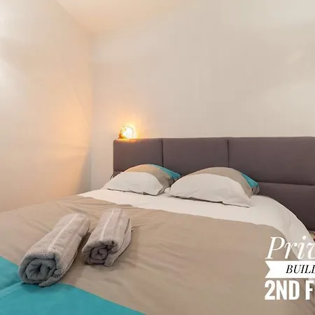 Private Building, 4 Apts, Unique At Nice- Old Town Appartement Nice
