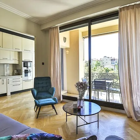 Balcon Vue Coulée Verte. Luxe Plein Cœur De Appartement