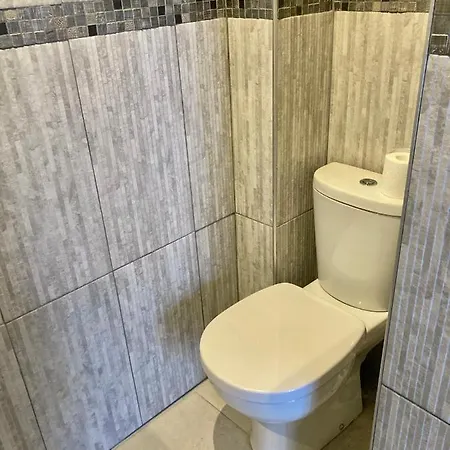 Cozy West Side Balcony Flat: Airport & Proximity Nice