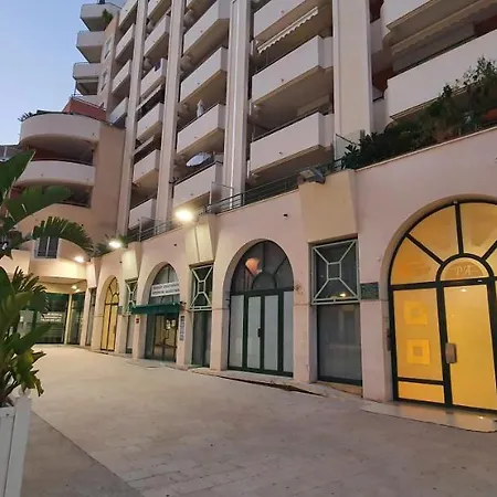 Appartement Lovely 1 Bedroom Vacation With Free Parking. Nice
