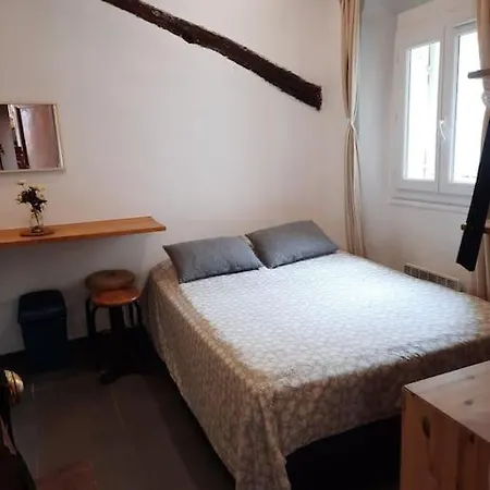 Studette En Plein Cœur Du Vieux
