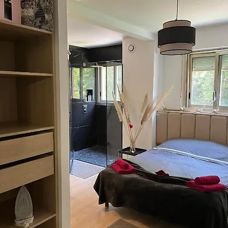 Beautiful Apt - 10Mn Walk From Beach Apartment