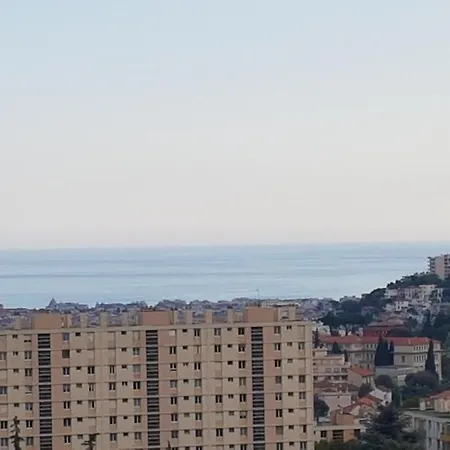 Seaside Tram Haven: Budget-friendly With Kitchen And Views Bed & Breakfast Nice