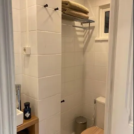 Appartement Le Palais, Avec Cuisine Et Espace Repas Séparés, Dans Immeuble Niçois, Port De Nice, Vieux Nice, Place Du Pin Et Garibaldi, Colline Du Château, à 2 Minutes De La Promenade Des *