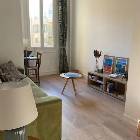 Le Palais, Avec Cuisine Et Espace Repas Séparés, Dans Immeuble Niçois, Port De Nice, Vieux Nice, Place Du Pin Et Garibaldi, Colline Du Château, à 2 Minutes De La Promenade Des