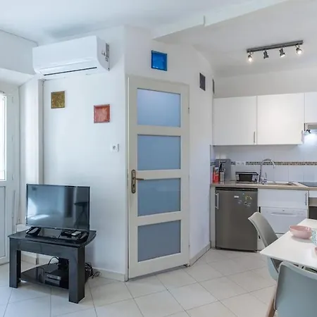 Apartment #10 1bdr Cassini Central 1min Port/old Town Ac Fibre Ideal *