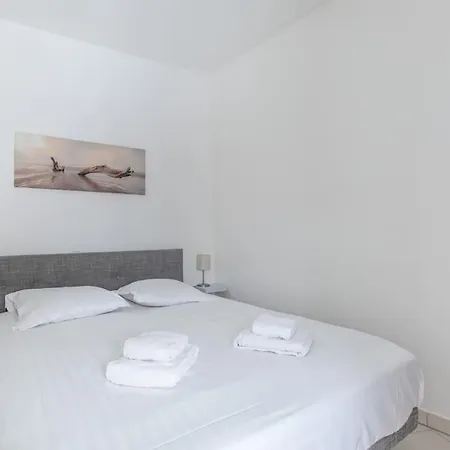Apartment #10 1bdr Cassini Central 1min Port/old Town Ac Fibre Ideal Nice