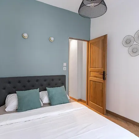 Decorated 2 Bedrooms Air Conditionning, Center *