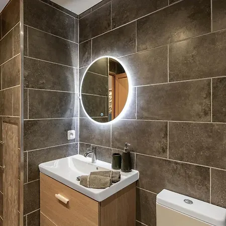 Decorated 2 Bedrooms Air Conditionning, Center Apartment *