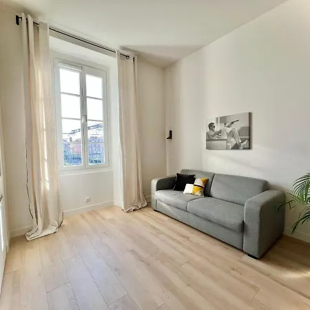 Viewing The Park, Amazing Decorated Separate Bedroom *