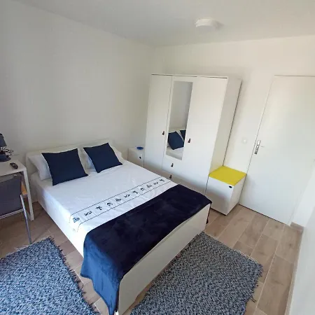 Séjour chez l'habitant Private In Renovated - Tram 1 Min Walk