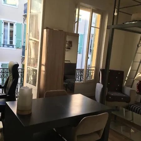 Guest house Studio En Centre Ville Dans Petite Balcon Couchage En Mezzanine 2 Personnes Cuisine Sdb