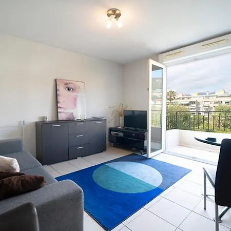 Charming Studio With Balcony In Apartment *