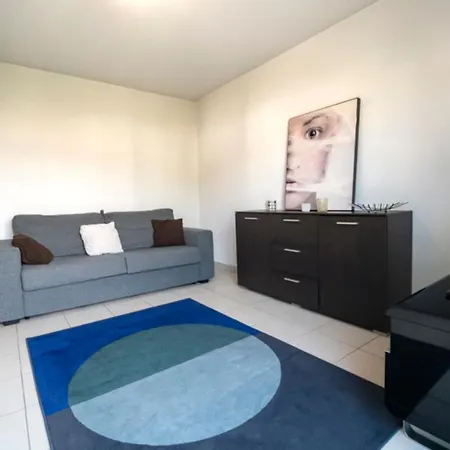 Charming Studio With Balcony In Apartment *