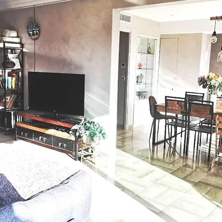 Centre Vue Avec Piscine Pour Famille, Couple D'amis Pas De Groupes De Jeunes Autorisés Appartement