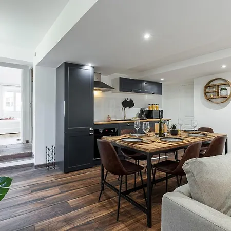 Spacious 2 Bdr Old Town Heart Nice
