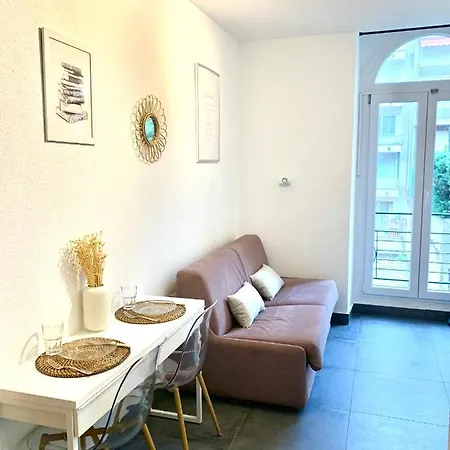 à Deux Pas De La Nice