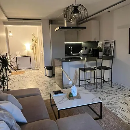 Beautiful Apt - 10Mn Walk From Beach Apartment