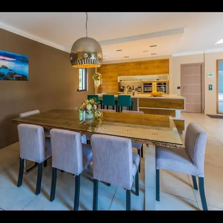 Villa Beautiful 5 Bedrooms Villa, A Shelter In Lush Greenery