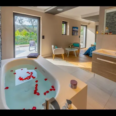 Villa Beautiful 5 Bedrooms Villa, A Shelter In Lush Greenery *