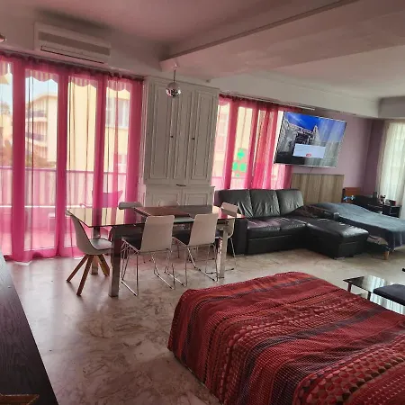 Appartement Big 140m2 5min Walk To Sea &promenade 3 Double Rooms,big Living 42m2, 3 Showers,9 Beds, Free Parking