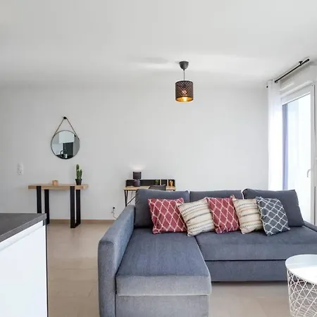 L17 Arenas 3 Balconies/parking, 5mins To The Sea Apartment *