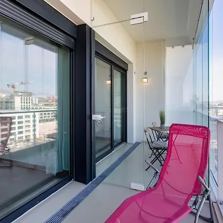 L17 Arenas 3 Balconies/parking, 5mins To The Sea Apartment