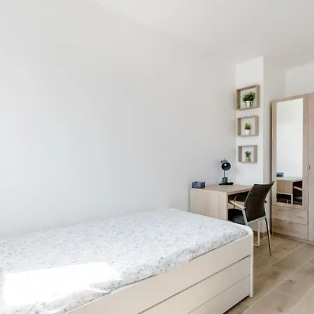 Private In Renovated - Tram 1 Min Walk Séjour chez l'habitant