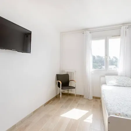 Séjour chez l'habitant Private In Renovated - Tram 1 Min Walk