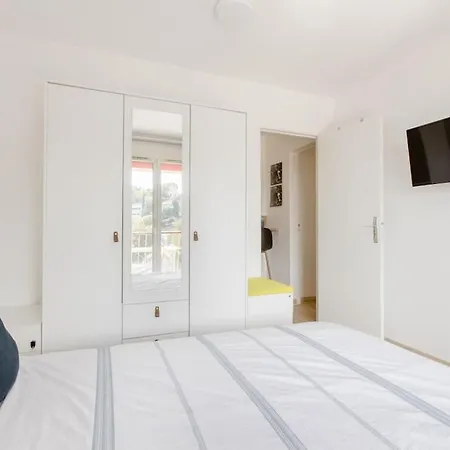Private In Renovated - Tram 1 Min Walk Séjour chez l'habitant Nice