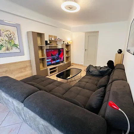 Appartement The - 3 Rooms, 3air Cond, 3tv, 3fans, 2 Wc, Wifi Everywhere 5min Aeroport, Train, Beach, 1min Tram, 15 Min Centre, Port, Parking Possible *