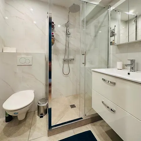 Appartement The - 3 Rooms, 3air Cond, 3tv, 3fans, 2 Wc, Wifi Everywhere 5min Aeroport, Train, Beach, 1min Tram, 15 Min Centre, Port, Parking Possible Nice