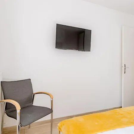 Séjour chez l'habitant Private In Renovated - Tram 1 Min Walk *