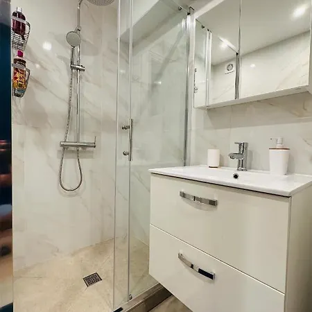 The - 3 Rooms, 3air Cond, 3tv, 3fans, 2 Wc, Wifi Everywhere 5min Aeroport, Train, Beach, 1min Tram, 15 Min Centre, Port, Parking Possible Appartement *