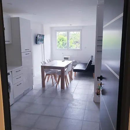 Renove 2023 Proche Aeroport 5min, Gare Sncf 2 Min, Tramway Au Pied De L'immeuble , Parking Possible, Renovated 2023 Near The Airport 5 Min, Train Station 2 Min, Tram Next To The Building 1 Min, Parking Possible Appartement Nice