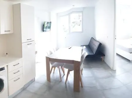 Renove 2023 Proche Aeroport 5min, Gare Sncf 2 Min, Tramway Au Pied De L'immeuble , Parking Possible, Renovated 2023 Near The Airport 5 Min, Train Station 2 Min, Tram Next To The Building 1 Min, Parking Possible * Nice