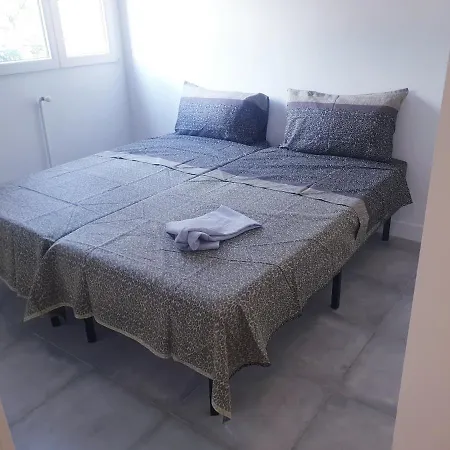 Appartement Renove 2023 Proche Aeroport 5min, Gare Sncf 2 Min, Tramway Au Pied De L'immeuble , Parking Possible, Renovated 2023 Near The Airport 5 Min, Train Station 2 Min, Tram Next To The Building 1 Min, Parking Possible *
