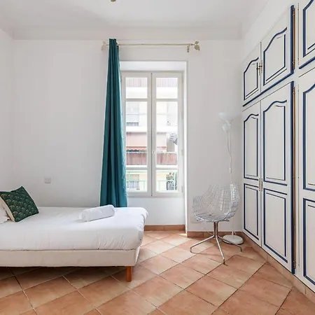 Large 2 Bdr Downtown - Ac & Terrace Apartment