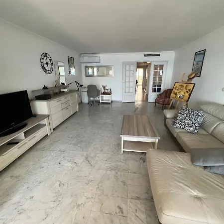 2 Crossing With Private Parking 4 Beds Two Double Bed And 2 Single Bed With 2 Balconies In Promenade Des Anglais Street With Perfect Air Conditioner Cooler And Heater